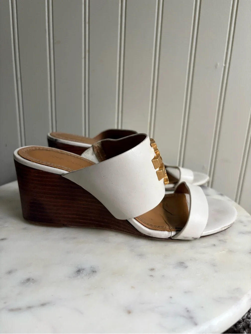 Tory Burch Everly Leather Wedges Heels Women’s 5 White & Gold Formal Wedding EUC